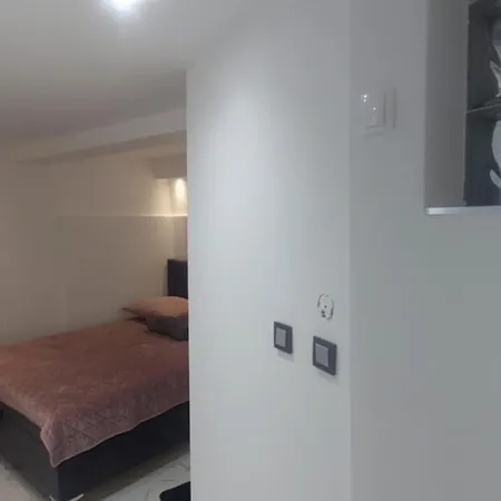 Boutique Barbie - Novoureden, Prvi Najam Sibenik