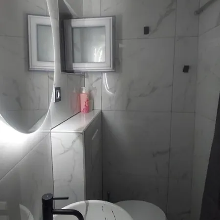 Boutique Barbie - Novoureden, Prvi Najam Apartment