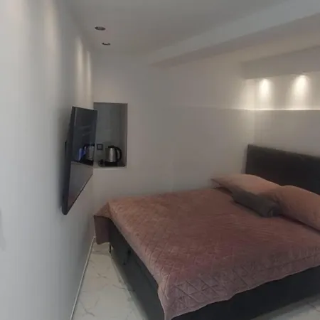 Apartment Boutique Barbie - Novoureden, Prvi Najam *