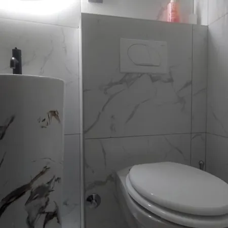 Boutique Barbie - Novoureden, Prvi Najam Apartment